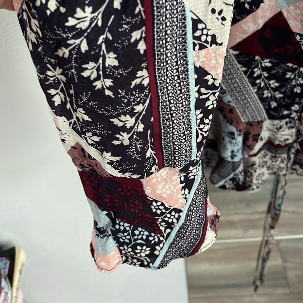 Jessica Simpson Bohemian Flutter Sleeve Blouse - Picture 5 of 8